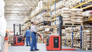 Linde pallet stacker with Linde li-ion batteries in use in the warehouse