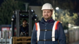 Warehouse worker wearing the Pedestrian Warning Band from Linde Material Handling