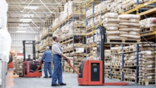 Pallet stacker from Linde Material Handling in operation at Meggle Wasserburg